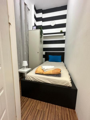 Fancy Partition Room Near Mashreq Metro / SZ Road